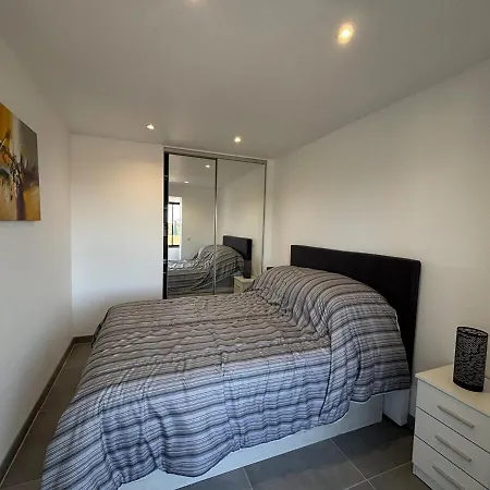 Διαμέρισμα Comfort & Private Garden T2 - Air Conditioning - Wi-fi - Parking *